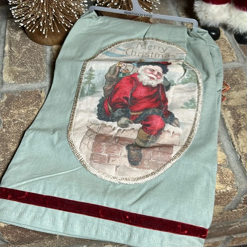 NEW! Vintage Inspired Classic Santa Claus Christmas Holiday Hand Towel